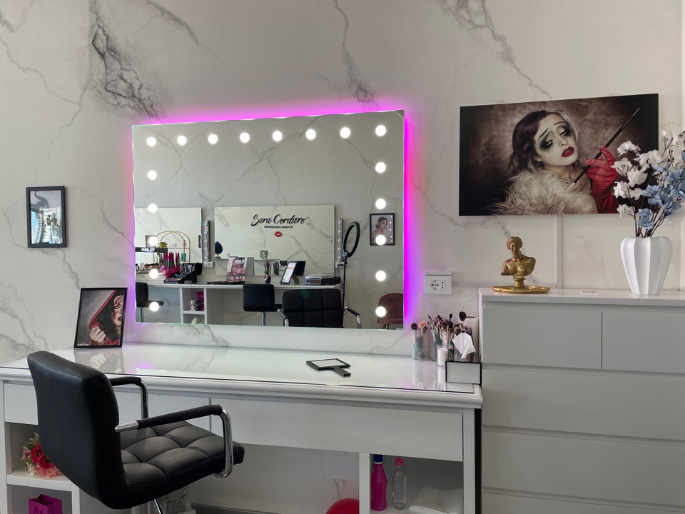 LEDs Mirror: Bright Ideas for Makeup 