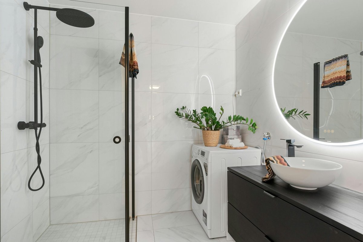 وضع مرآة الحمام فوق الغرور